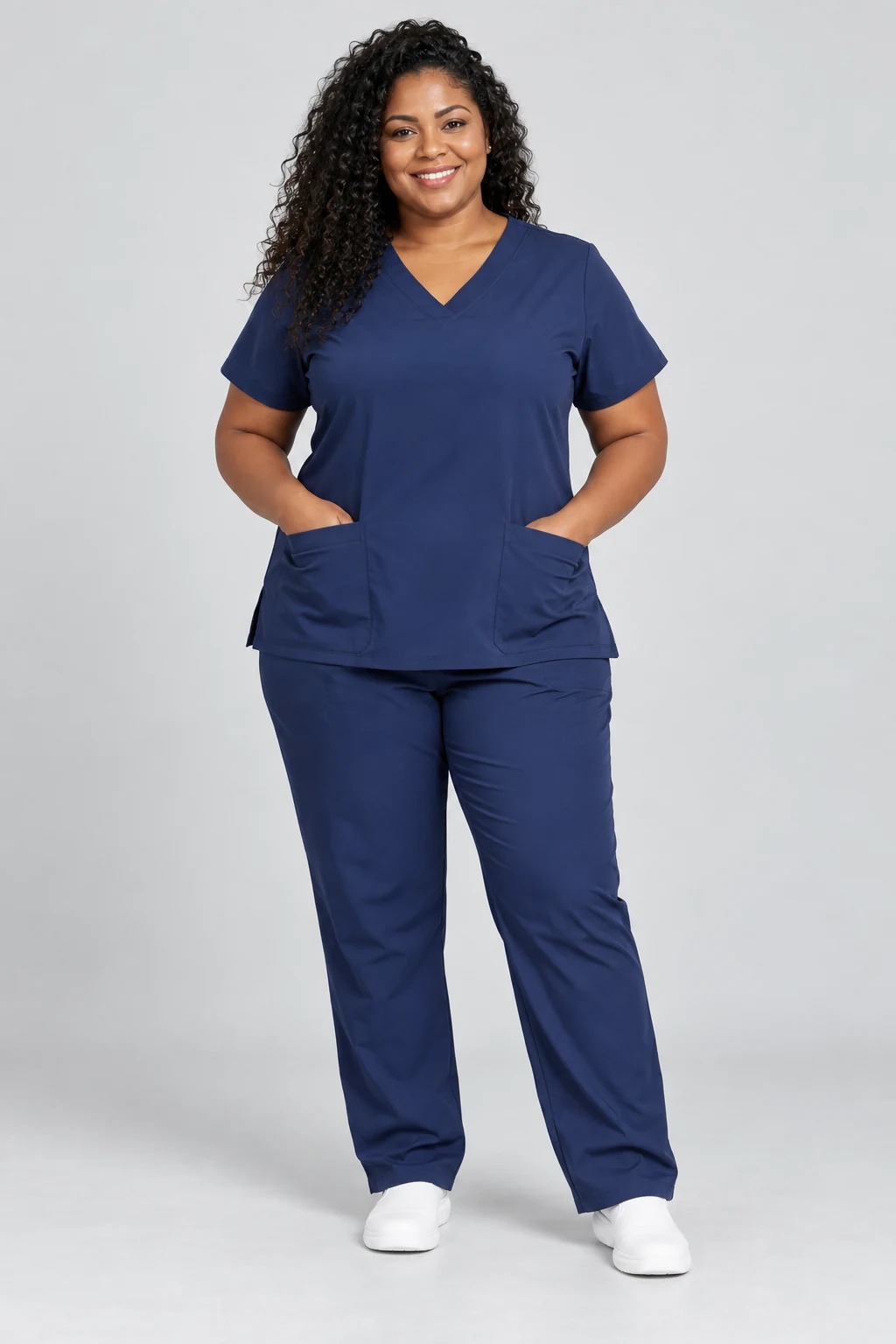 Imagem ilustrativa: modelo vestindo conjunto de scrub azul-marinho